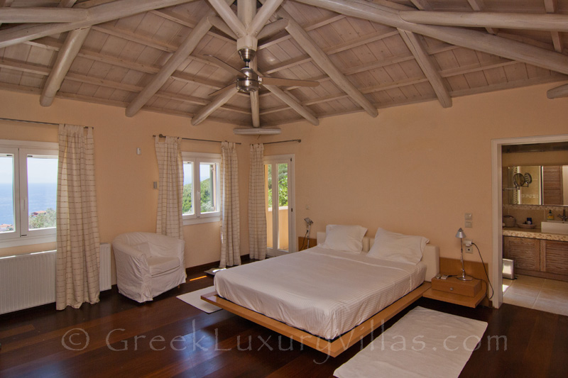 Hauptschlafzimmer der Luxusvilla mit Pool auf Skiathos