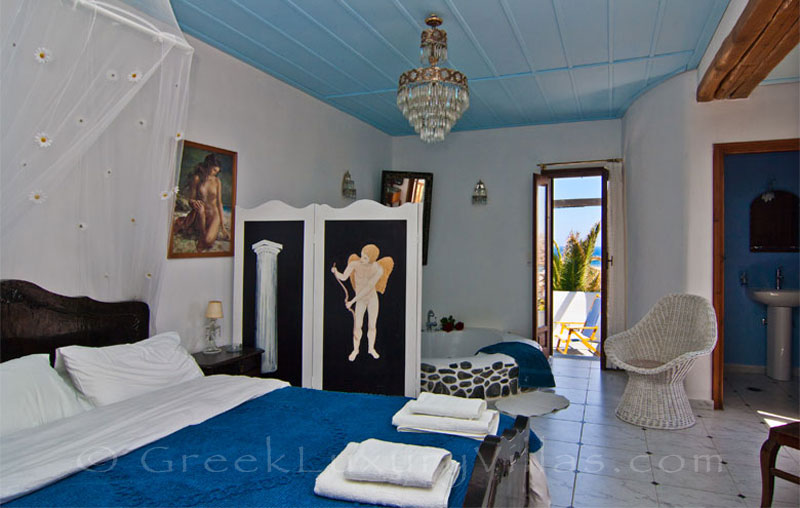 Bedroom with jacuzzi in villa for two on Skyros 