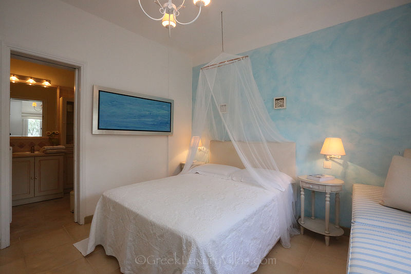 Bedroom with en-suite Bathroom Seafront Luxury Villa with Pool in Syros