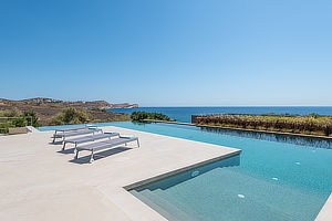 Moderne Luxusvilla direkt am Meer mit Pool