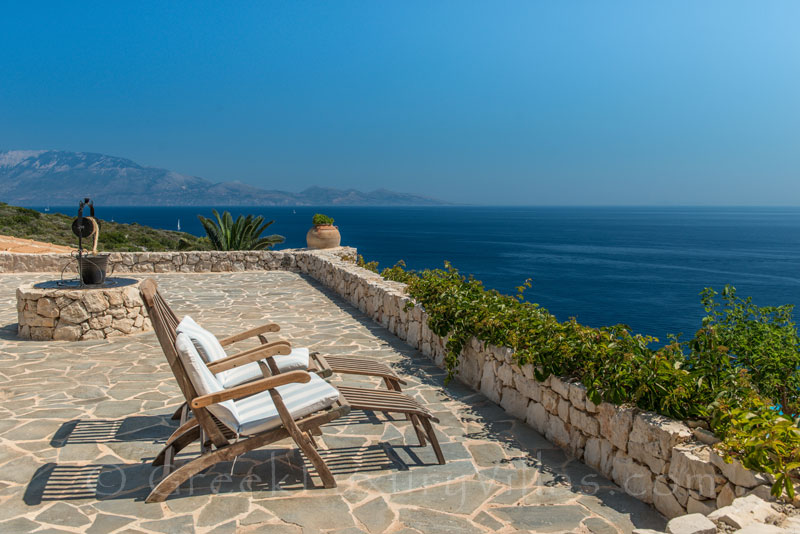 The guesthouse of a seafront villa with a pool in Zakynthos